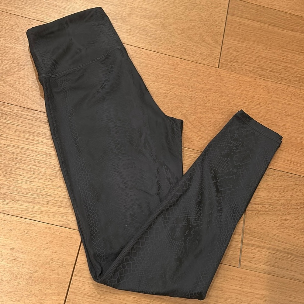 Dark grey athletic snake print leggings 
Size S